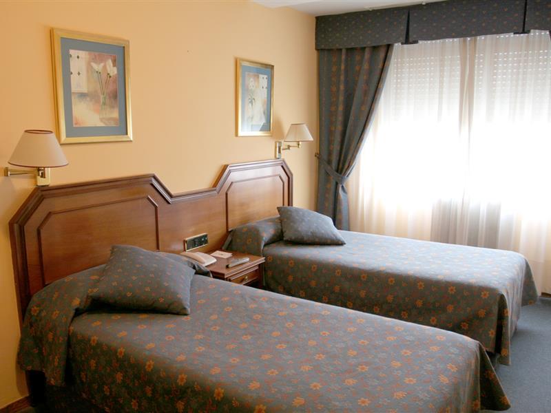 ホテル ウニヴェルサル サンティアゴ・デ・コンポステーラ 部屋 写真